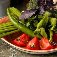 Свежие овощи с ароматной зеленью