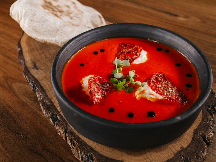 Горячий томатный суп со страчателлой