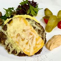Бифштекс с сыром и картофельным пюре