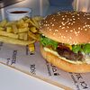 Фото к позиции меню Бургер с говяжьей котлетой и картофелем фри