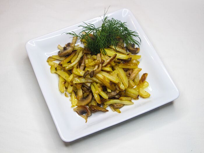 Жареный картофель с луком и грибами