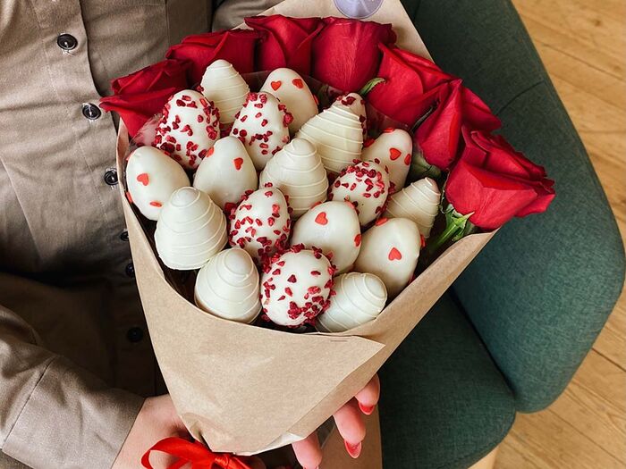 Букет из клубники в шоколаде с красными розами Валентинка