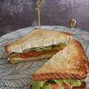 Фото к позиции меню Сандвич с лососем и сливочным сыром