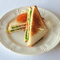 Сэндвич со слабосоленой форелью и красной икрой