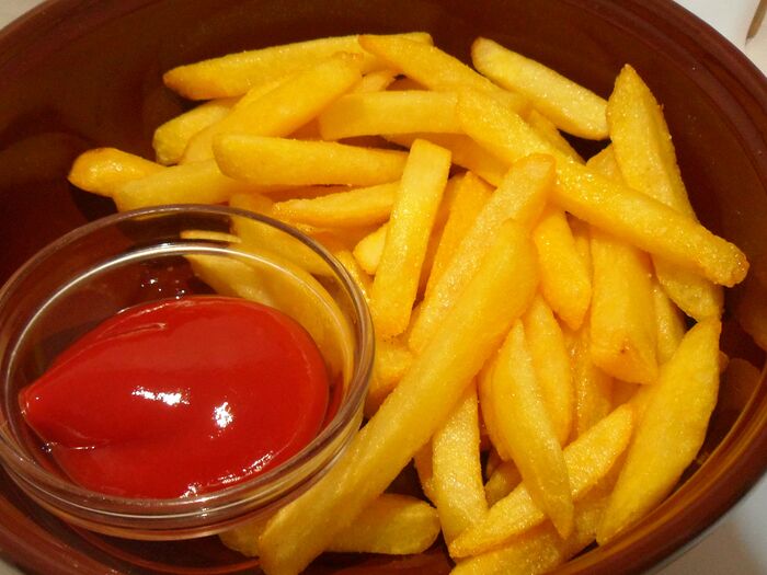 Картофель фри с кетчупом