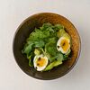 Фото к позиции меню Зеленый салат с авокадо и яйцом