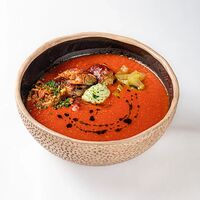Горячий томатный суп с томлёными свиными рёбрышками