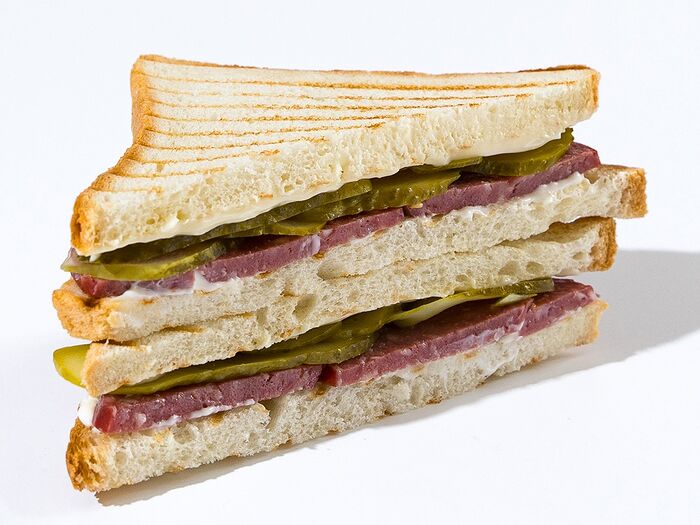 Горячий сэндвич с салями и сливочным сыром