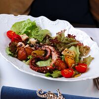 Салат с осьминогом, миксом салатов, золотистым картофелем, томатами черри и зелёными оливками