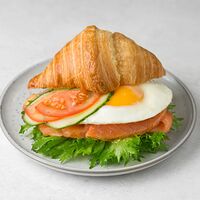 Сэндвич-круассан с семгой и яйцом