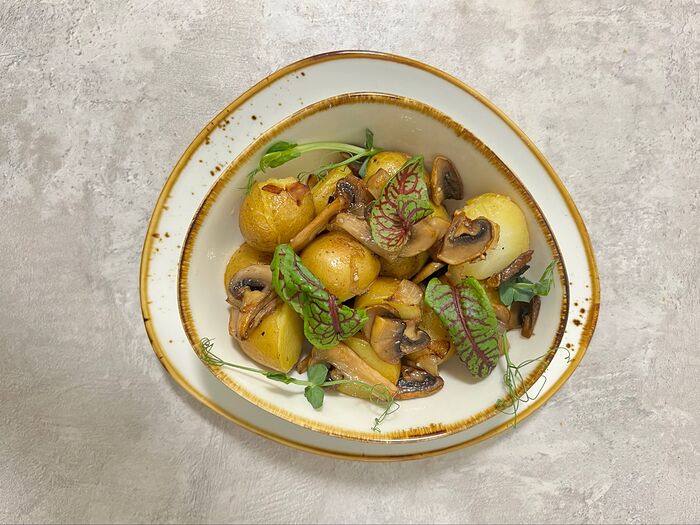 Бейби картофель с грибами и луком