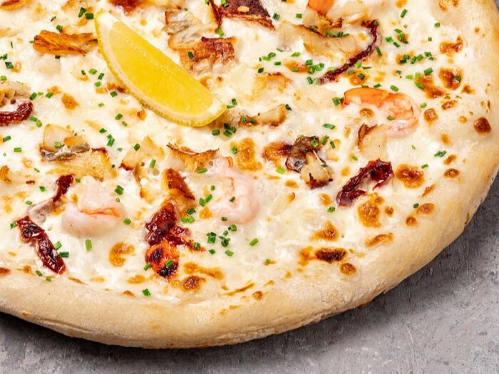 Пицца Морская с креветками и треской