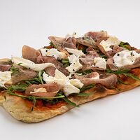 Римская пицца с пармой и рукколой