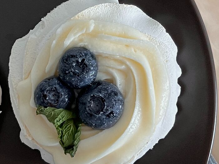 Десерт Павловой со свежими ягодами
