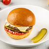 Фото к позиции меню Чизбургер с мраморной говядиной, маринованнымогурцом, луком и кетчупом