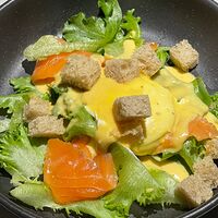 Салат с нежным лососем, яйцом пашот и горчичным соусом голландез