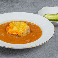Луковый суп с сыром грюйер и малосольным огурцом