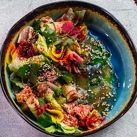 Салат с маринованным тунцом и пикантным соусом