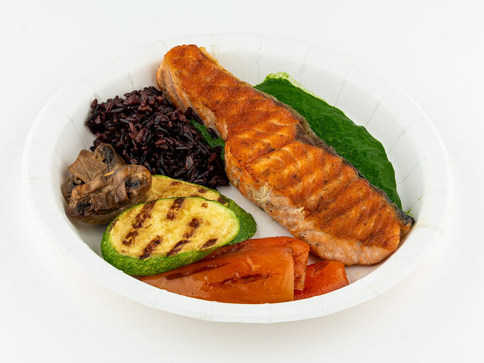 Стейк из лосося с бурым рисом и овощами