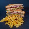 Фото к позиции меню Сэндвич с ветчиной и сыром с картофелем фри
