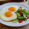 Фото к позиции меню Яичница из двух яиц с салатом микс