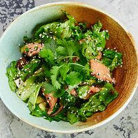 Зеленый салат с маринованной говядиной