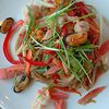 Фото к позиции меню Соба с морепродуктами и овощами в кисло-сладком соусе