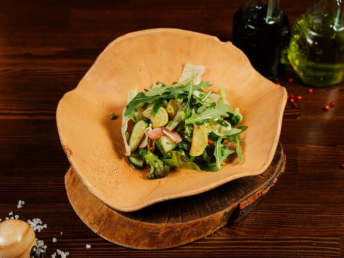 Зеленый салат с брокколи и обжаренным беконом