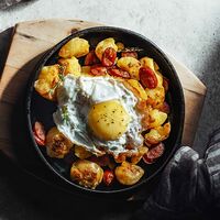 Жареный картофель с колбасками и яичницей-глазуньей