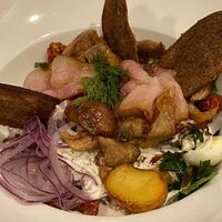 Теплый салат с вешенками, мини-картофелем и беконом