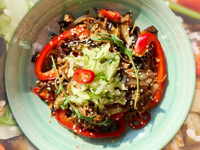 Теплый салат из говядины с овощами wok