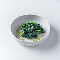 Жареный шпинат с зеленым луком