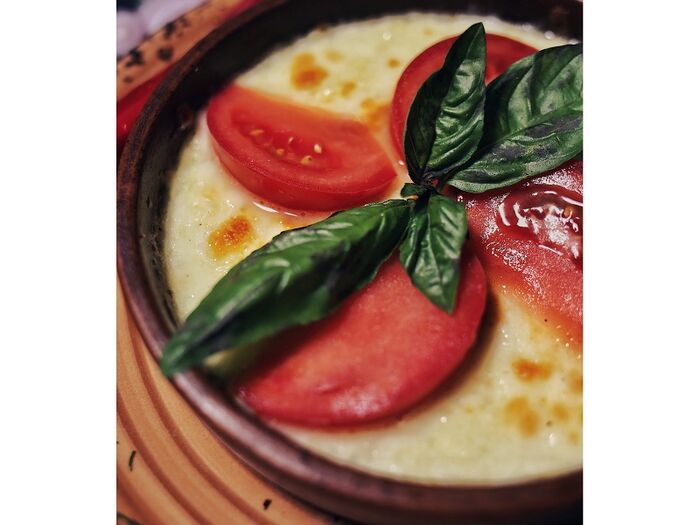 Сыр Сулугуни на кеци с помидорами