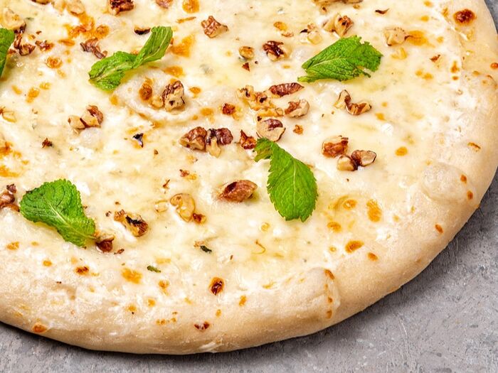 Пицца с горгонзолой, медом и грецкими орехами