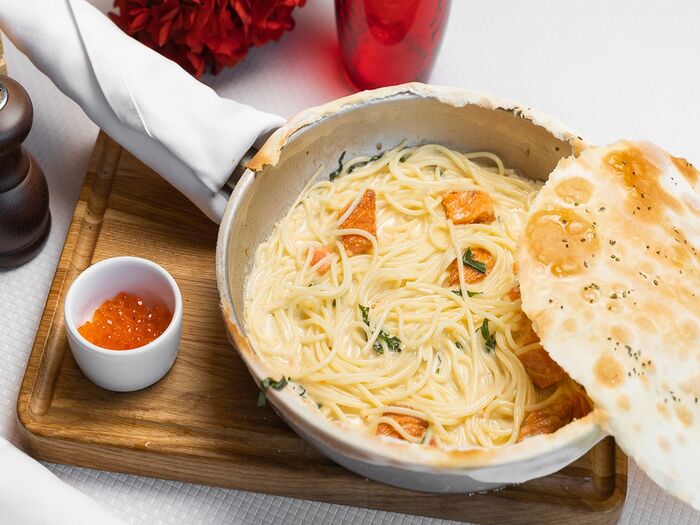 Спагетти с лососем, запеченные в хрустящей фокачче