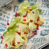 Фруктовый салат с листьями айсберг