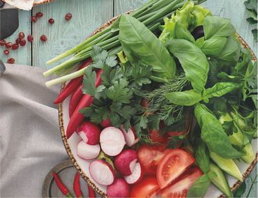 Ассорти из свежих овощей и зелени по-кавказски