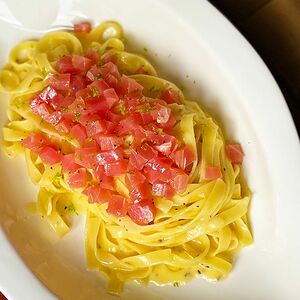 Тальятелле cacio e pepe с тартаром из тунца