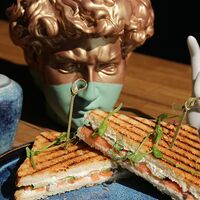 Сэндвич с лососем и творожным сыром