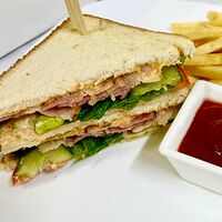 Клаб-сэндвич с беконом и картофелем фри