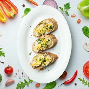 Чесночный хлеб с запеченной куриной грудкой