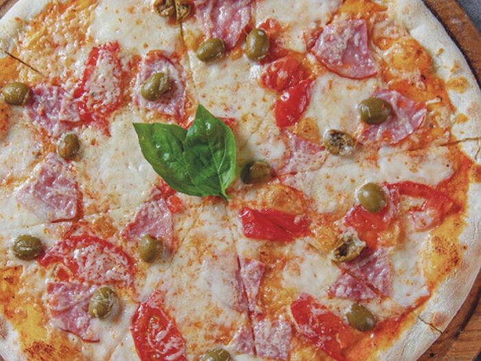 Пицца Тоскана с молодой моцареллой, ветчиной, помидорами и оливками