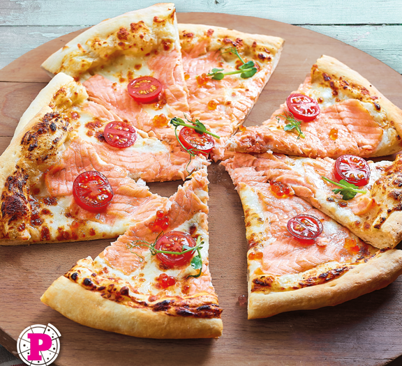 Пицца с лососем и красной икрой большая