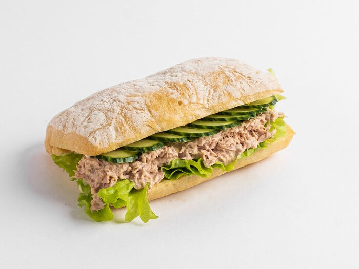 Сэндвич с тунцом, огурцом и сливочным сыром