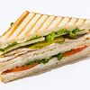 Фото к позиции меню Сэндвич с куриным филе, сыром и сливочным соусом