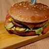 Фото к позиции меню Гамбургер с бифштексом из говядины и свинины
