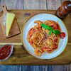 Фото к позиции меню Спагетти в томатном соусе с креветками
