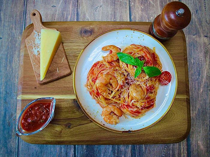 Спагетти в томатном соусе с креветками