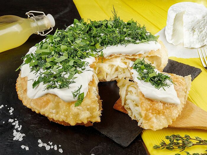 Чебурек-пирог с сыром моцарела