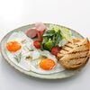 Фото к позиции меню Глазунья из двух яиц с сосиской, микс-салатом и тостом